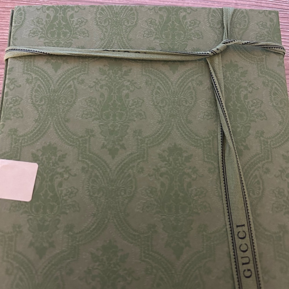 Gucci Gift Box (Medium) + Ribbon - Picture 4 of 8